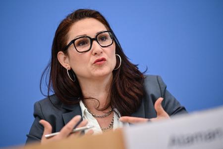 Die Bundesbeauftragte für Antidiskriminierung, Ferda Ataman, hält die geplante Reform des Allgemeinen Gleichbehandlungsgesetzes (AGG) für nicht ausreichend. (Archivfoto)