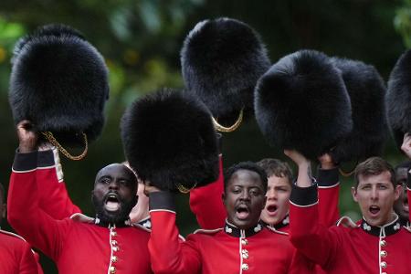 Mitglieder der Grenadier Guards applaudieren König Karl III. während der Übergabe der neuen Regimentsfahnen im Buckingham Palace in London.