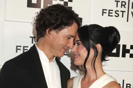 Justin Trudeau (l), ehemaliger kanadischer Premierminister, und US-Popstar Katy Perry kommen zur Premiere des Konzertfilms 
