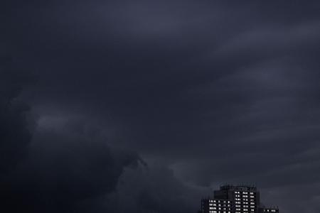 Regenwolken sind am Abendhimmel über einem Haus in Köln zu sehen.