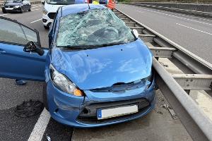 Unfall A65 überschlagener PKW blauer Ford Fiesta
