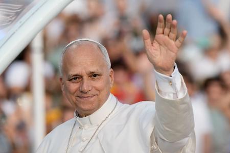 Papst Leo XIV. grüßt die rund 40.000 Teilnehmer einer Vigilie im Olympiastadion in Barcelona.