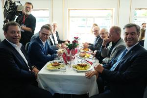 Es ist erst das zweite Mal, dass die Koalitionspartner zu einer SPD-Spargelfahrt eingeladen wurden.
