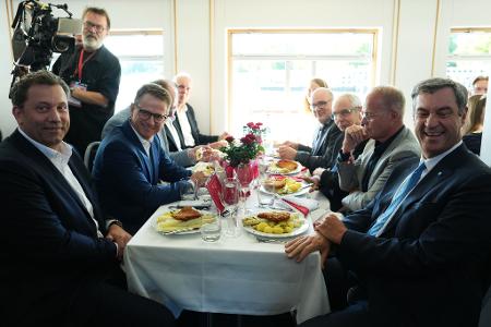 Es ist erst das zweite Mal, dass die Koalitionspartner zu einer SPD-Spargelfahrt eingeladen wurden,
