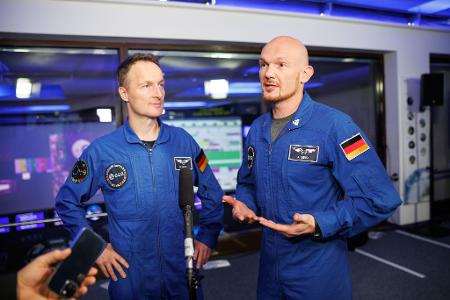 Die beiden deutschen Esa-Astronauten Alexander Gerst und Matthias Maurer (links) hatten mehrfach betont, gern zum Mond fliegen zu wollen. (Archivbild)
