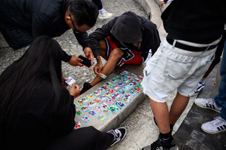 Fußball-Fans tauschen auf dem Palacio de Bellas Artes in Mexiko-Stadt Panini-Sticker.  