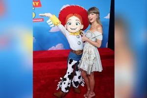 Taylor Swift: Überraschungsauftritt bei "Toy Story 5"-Premiere