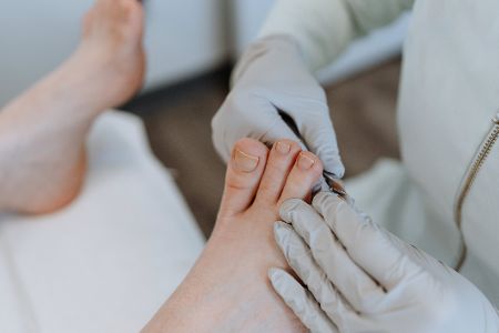Podologe behandelt Füße