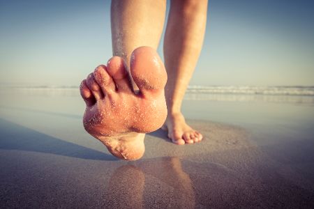 Füße barfuß am Strand