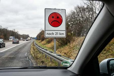 Smiley-Schild an der Autobahn