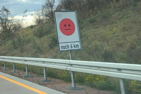 Smiley-Schild an der Autobahn