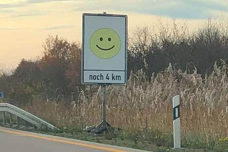 Smiley-Schild an der Autobahn