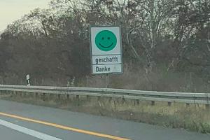 Smiley-Schild an der Autobahn