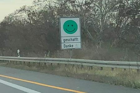 Smiley-Schild an der Autobahn