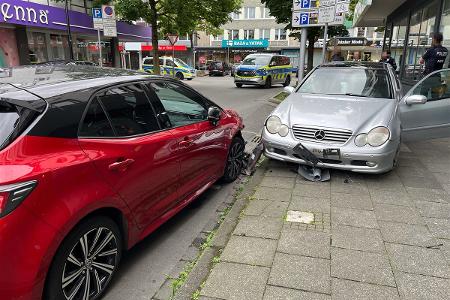 Bei der Unfallaufnahme stellten die Beamten zum Teil starke Schäden an den beteiligten Fahrzeugen und dem Schild fest. Dessen Mast knickte aufgrund der Wucht des Zusammenstoßes um.