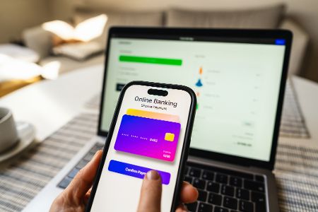 Handy und Laptop zum Online-Banking