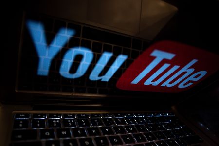 YouTube-Schriftzug spiegelt sich in Tastatur