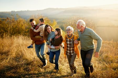 Familie mit mehreren Generationen besteigt einen Berg