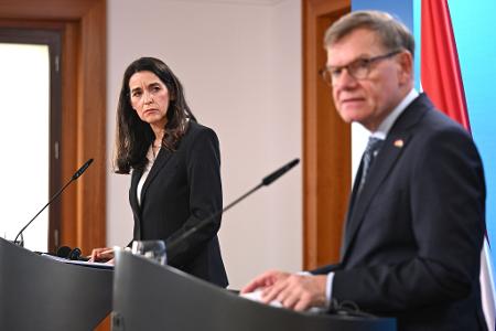 Außenminister Johann Wadephul (CDU) äußert sich bei einer Pressekonferenz mit seiner ungarischen Kollegin Anita Orbán auch zum Vorgehen Israels im Westjordanland und möglichen neuen Sanktionen.