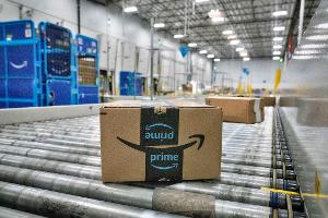 Die Verbraucherzentrale NRW hat den Online-Händler Amazon wegen einer Preiserhöhung im Sommer 2022 verklagt.  (Archivbild)