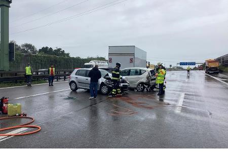 Feuerwehr und Polizei an der Unfallstelle.