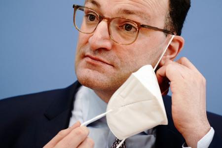 Der damalige Bundesgesundheitsminister Jens Spahn im März 2021 bei einer Pressekonferenz - mit FFP2-Maske, wie es damals üblich war.