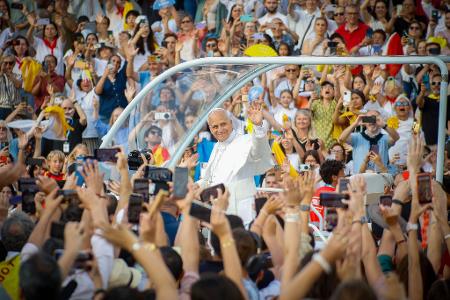 Umjubelt: Papst Leo XIV. kommt zu einer Gebetsvigil im Olympiastadion Lluis Companys in Barcelona.