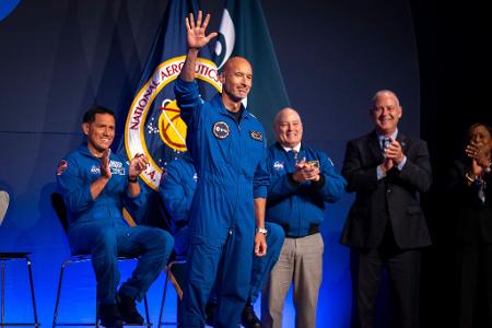 Artemis III-Besatzungsmitglied Luca Parmitano grüßt während einer Pressekonferenz im Johnson Space Center.