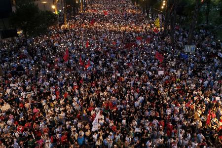 Demonstranten nehmen in Tirana an einer Kundgebung gegen den Bau eines Immobilienprojekts in Verbindung mit Jared Kushner und Ivanka Trump in der Lagune von Narta teil.