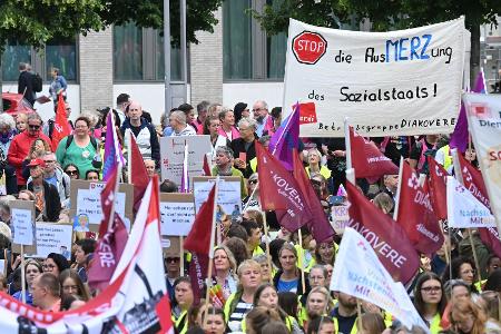 In Hannover protestierten mehrere Tausend Menschen gegen die Gesundheitsreform.