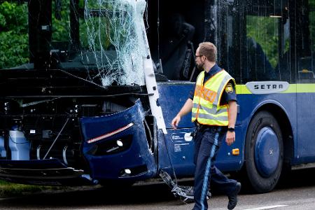 Der Reisebus wurde bei dem Unfall schwer beschädigt. 