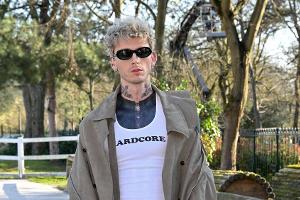 Machine Gun Kelly: Blackout-Tattoo brachte seinen Körper ans Limit