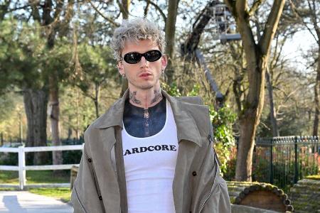 Machine Gun Kelly: Blackout-Tattoo brachte seinen Körper ans Limit