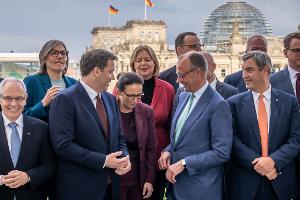 Es habe Einigkeit geherrscht, dass der Wirtschaftsstandort Deutschland vor großen Herausforderungen stehe, hieß es.