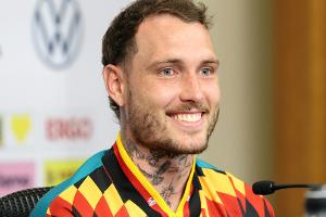 Tattoo mit Nagelsmann: Raum hält gerne Händchen