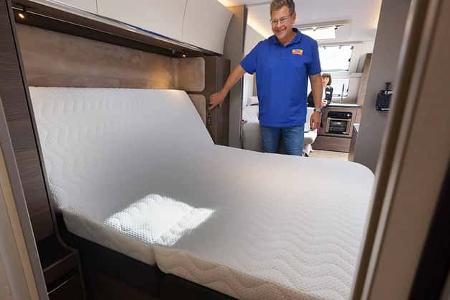 Queensbett, Mann, Innenaufnahme, Schlafzimmer