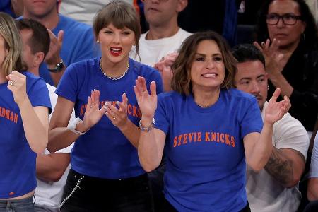 NBA-Spiel: Taylor Swift und Mariska Hargitay kommen im Partnerlook