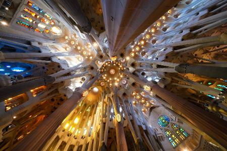 Die Decke der Basilika der Sagrada Familia in Barcelona vor der Ankunft des Papstes zur Feier eines Gottesdienstes.