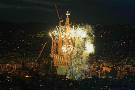 Die Basilika der Sagrada Família in Barcelona ist von Feuerwerkslichtern umgeben, nachdem Papst Leo XIV. den Jesus-Turm gesegnet hat. 