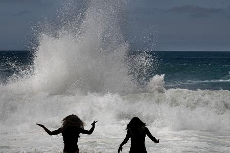 Journey und ihre Schwester Kalea halten sich am Laguna Beach in Kalifornien auf.