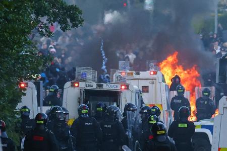 Die Polizei versucht, Demonstranten in der Nähe von Newtownabbey in Belfast zu vertreiben.