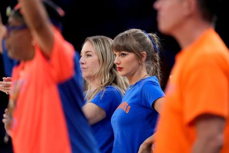 Taylor Swift und Este Haim schauen während der ersten Hälfte von Spiel 4 in der NBA-Finalserie zwischen den New York Knicks und den San Antonio Spurs zu.