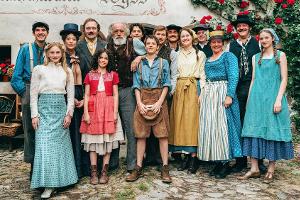 Neue "Heidi"-Serie: Heike Makatsch spielt Fräulein Rottenmeier
