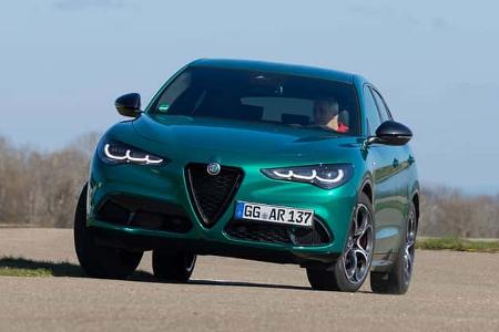 Alfa Romeo Stelvio 2.0 Diesel in grün auf einer Landstraße, frontal fotografiert, mit Fahrer am Steuer.