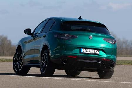 Alfa Romeo Stelvio 2.0 Diesel SUV in Grün auf einer Straße, Heckansicht, bei Tageslicht fotografiert.