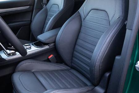 Innenraumaufnahme eines Alfa Romeo Stelvio 2.0 Diesel, Fokus auf die Vordersitze und Mittelkonsole.