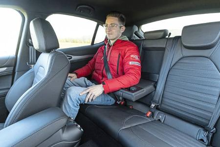 Innenaufnahme des Fondbereichs eines Alfa Stelvio 2.0 Diesel mit einer Person auf der Rückbank.