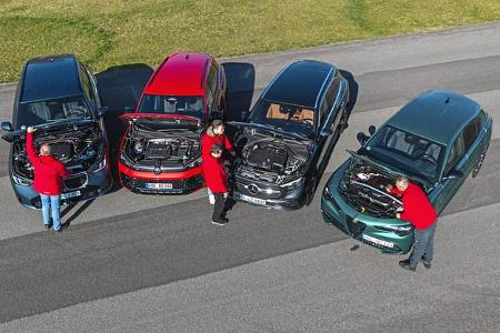 Vier SUV-Modelle (BMW X3 xDrive 20d, VW Tiguan 2.0 TDI, Mercedes GLC 220d 4Matic, Alfa Romeo Stelvio 2.0 Diesel) mit geöffneten Motorhauben auf einer Teststrecke, jeweils mit einer Person an jedem Fahrzeug.