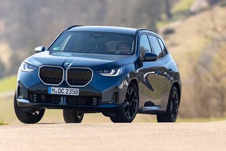 BMW X3 xDrive 20d in blauer Lackierung auf Landstraße, Frontalansicht, SUV-Modell, Tageslichtaufnahme.