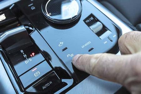 Detailaufnahme der Mittelkonsole eines BMW X3 xDrive 20d mit Bedienelementen und Fahrmodi-Schalter.